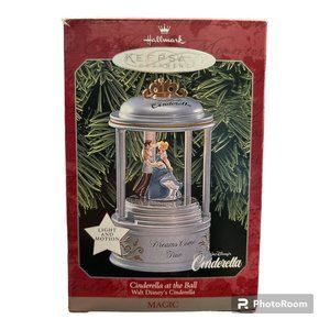 Hallmark Keepsake Disney ornament - 1998 Cinderella at the Ball